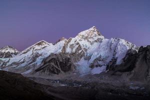 monte everest en el crepúsculo foto