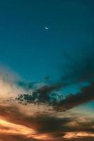 luna y puesta de sol foto