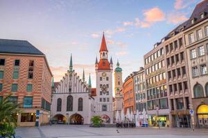 Ayuntamiento de la ciudad vieja en la plaza Marienplatz en Munich foto