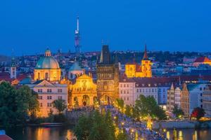 Puente de Carlos y el horizonte de la ciudad de Praga. foto