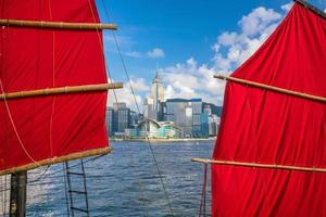 Victoria Harbour Hong Kong con barco vintage. foto