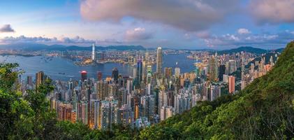 puerto victoria y hong kong horizonte crepúsculo foto