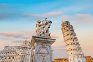 catedral de pisa y la torre inclinada en pisa foto