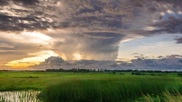 nube de yunque al atardecer foto
