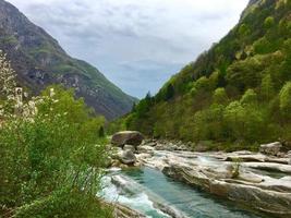 río en las montañas foto