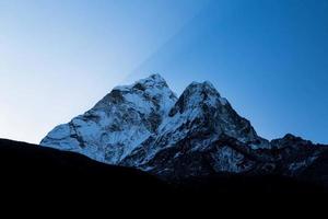 pico de la montaña nevada en nepal foto