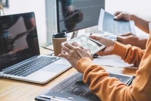 dos programadores escribiendo código foto