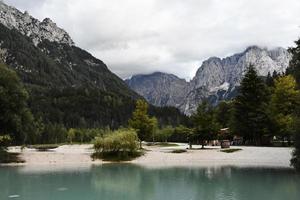 lago y montañas de los alpes julianos foto