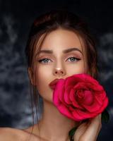 mujer segura de sí misma con una rosa roja