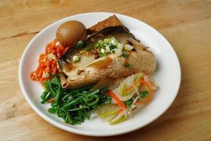 plato de pescado con huevo foto