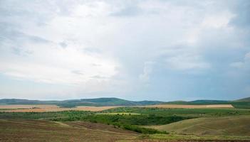 campo bajo un cielo nublado foto