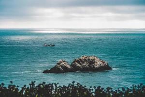 roca costera en cuerpo de agua foto