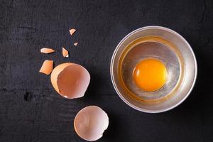yemas y proteína de huevo en un bol foto