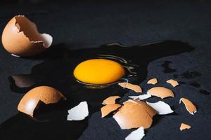 un huevo roto con cáscara de huevo foto