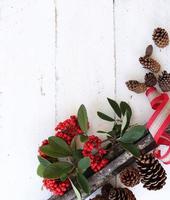 decoración de invierno en una mesa de madera blanca foto