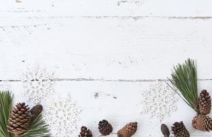 mesa de madera blanca con decoración de invierno foto