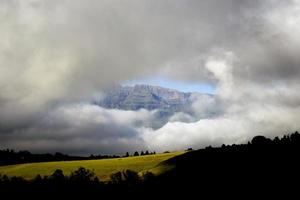 pico de montaña expuesto por nubes foto