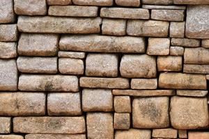 muro de piedra marrón