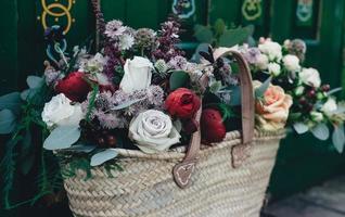 hermosa canasta de flores foto