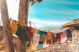 banderas de oración en una línea de ropa foto