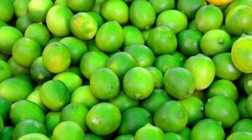 limones verdes para la venta foto