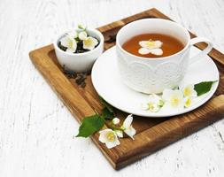 taza de té con flores de jazmín