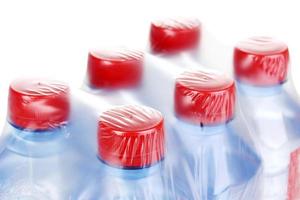 Botellas de plástico de agua aislado en blanco foto