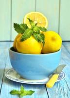 limones en un recipiente azul. foto