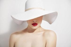 labios rojos y sombrero blanco foto