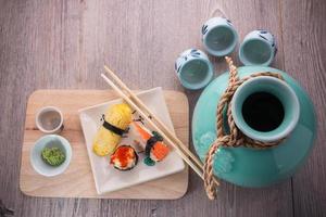 set de sushi y sake japonés foto