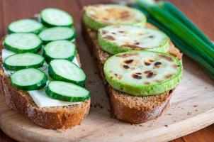 sándwich abierto con mantequilla, pepino tuétano de verduras a la plancha y verde foto