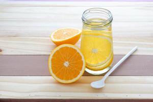 taza de cítricos de naranja con agua infundida