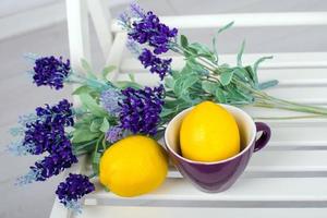 Bodegón con limones frescos y lavanda sobre fondo claro foto