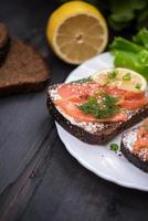 sándwich de salmón para el desayuno foto