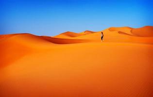 mujer viajera en el desierto