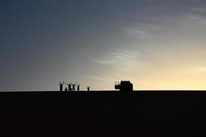 manada de aventureros saludan desde lo alto de una duna foto