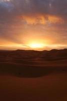 hermoso cielo por la mañana, desierto del sahara, marruecos foto