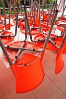 muchas sillas de plástico naranja contemporáneas foto
