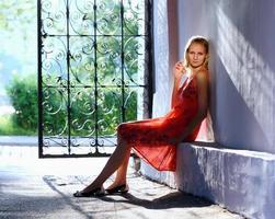 retrato de mujer joven sentada cerca de la puerta foto