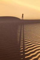 sombra de un hombre en el desierto