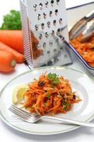 ensalada de zanahoria rallada y rallador foto