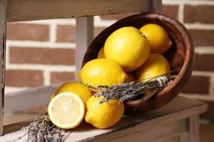 naturaleza muerta con limones frescos y lavanda foto