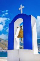Campanario de la iglesia griega azul y blanco, Grecia