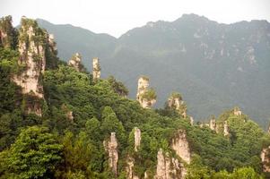 misteriosas montañas de zhangjiajie, provincia de hunan en china.
