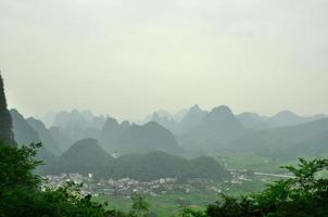 paisaje de montaña kárstica del río guilin li en yangshuo