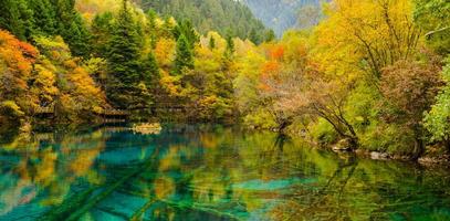 otoño en el parque nacional jiuzhaigou, sichuan, china foto