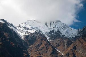 el pico de la montaña del himalaya foto