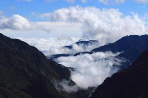 nubes entre picos de montañas foto