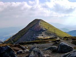 pico de bucura (varful ocolit, varful bucura) de las montañas de bucegi - rumania