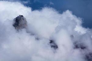 nubes asombrosas en las montañas foto